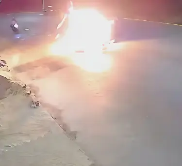 Moto explode ao bater em carro e motociclista é arremessado (Foto: Reprodução Redes Sociais)