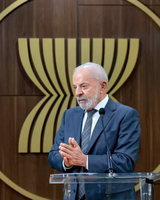 Lula dá entrevista a jornalistas durante viagem à Indonésia — Foto: Ricardo Stuckert / PR
