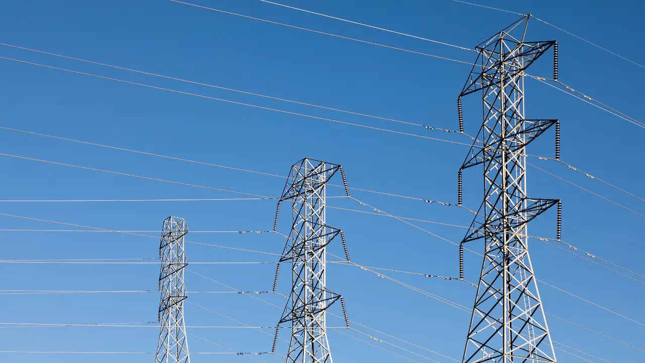 Ventanias danificaram a rede elétrica e provocaram apagão que impactou o funcionamento do comércio e dos serviços em São Paulo. Foto: Freepik / Wirestock.
