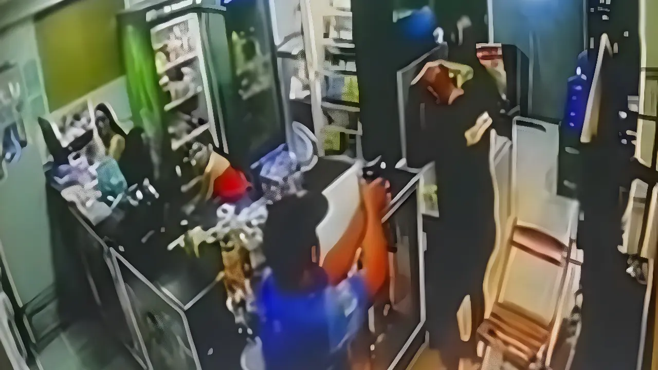 Funcionário é morto com tiro na cabeça dentro de comércio de bebidas. Veja o vídeo