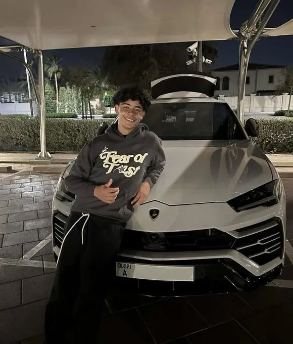Cristiano Ronaldo Jr. posa ao lado da Lamborghini Urus S, presente de luxo recebido aos 15 anos. Foto: Reprodução: X.