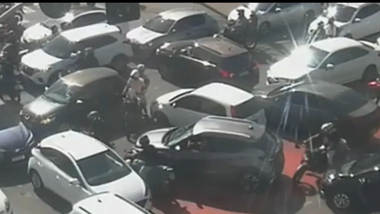 Falha em semáforo causa caos generalizado em cruzamento movimentado; veja imagens