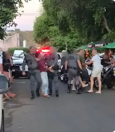 Policiais são agredidos em meio a abordagem em frente de bar (Foto: Facebook/reprodução)