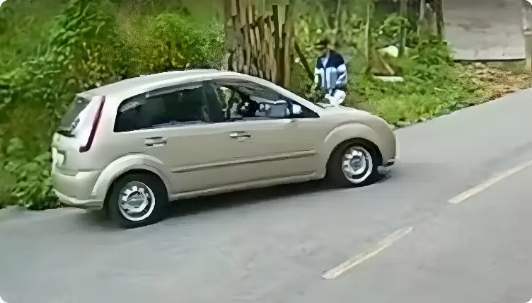 Idoso escapa por centímetros de ser atropelado por carro desgovernado (Foto: Reprodução Câmera de Segurança)