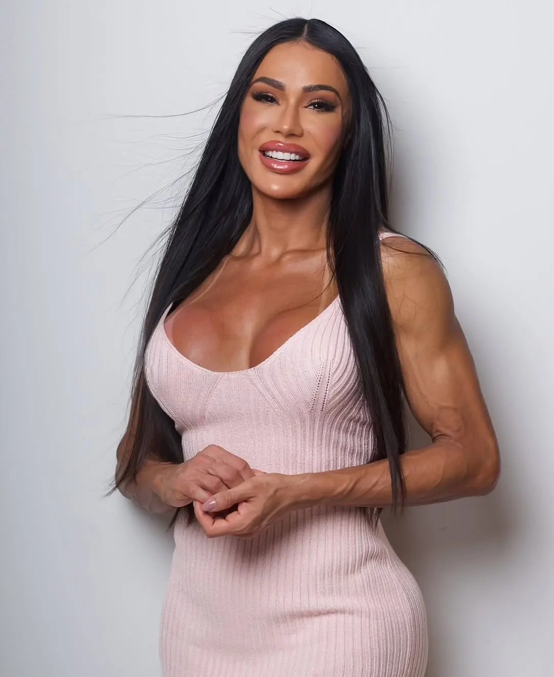 Gracyanne Barbosa estaria vivendo romance com ator da Globo