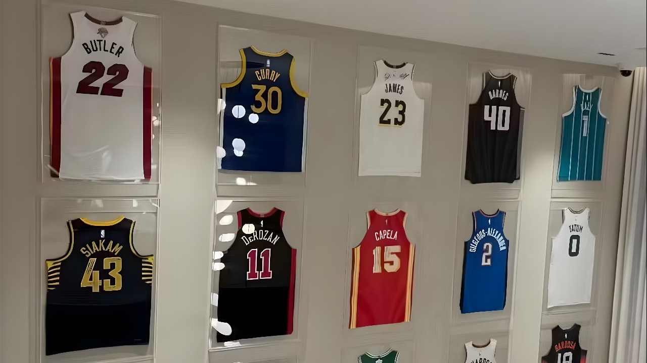 Casa de Vini Jr. na Espanha. Espaço mostra camisetas de esportistas profissionais.