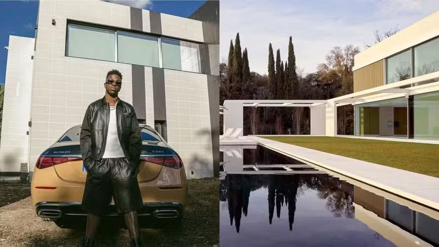 Vini Jr. em sua mansão; carros de luxo, piscina e uma casa muito grande, com arquitetura moderna.