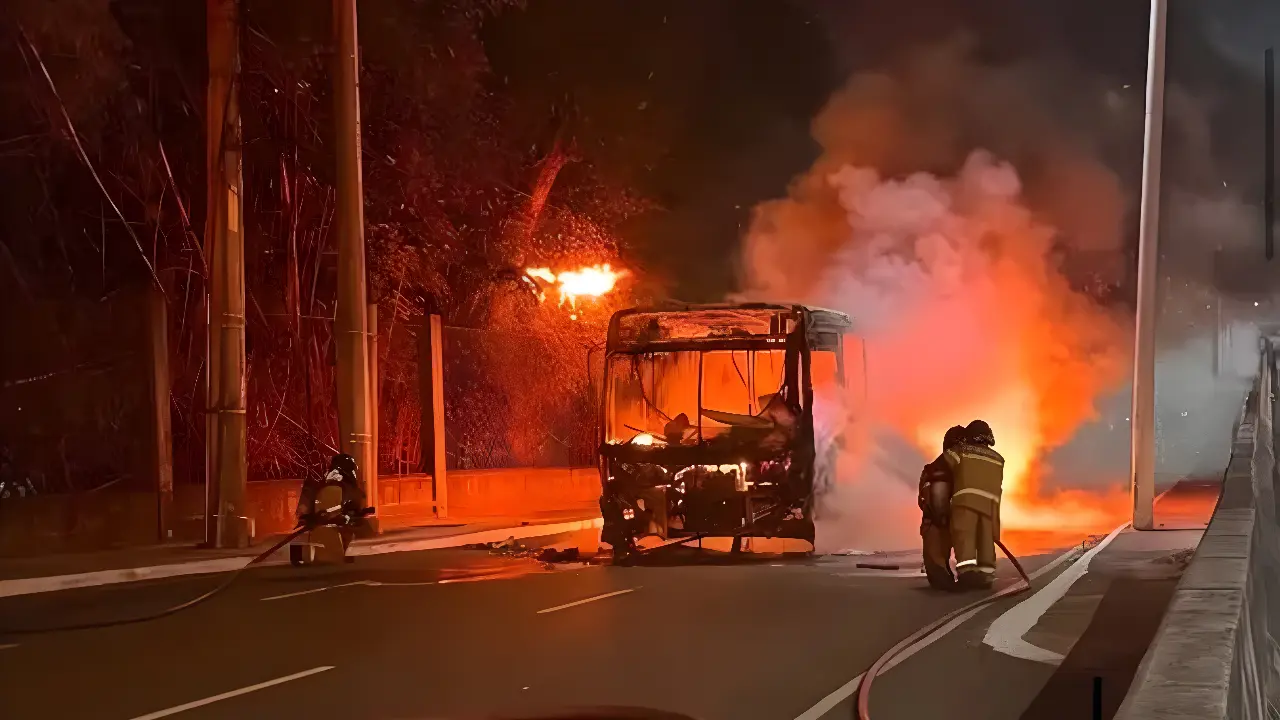 Ônibus foi incendiado durante protestos. (Reprodução)