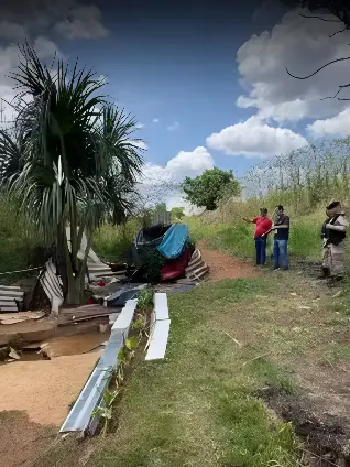 Homem é morto com golpes de pá de obra e corpo é encontrado próximo de escola (Foto: PM/Reprodução)