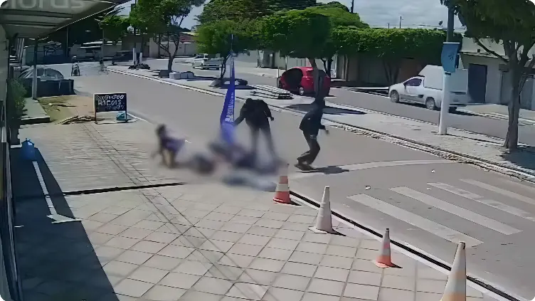 Pai é assassinado a tiros com filha ainda na garupa da moto (Foto: Reprodução Câmera de Segurança)
