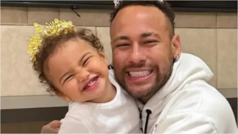 Após bolada em Mavie, Neymar se vinga de segurança; veja vídeo