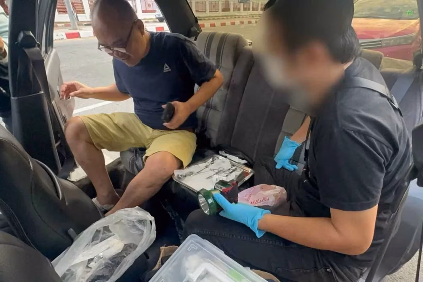 Homem é flagrado realizando cirurgias de aumento de pênis dentro de carro