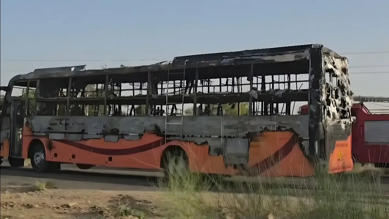 Ônibus pega fogo após colisão e deixa pelo menos 19 mortos na Índia