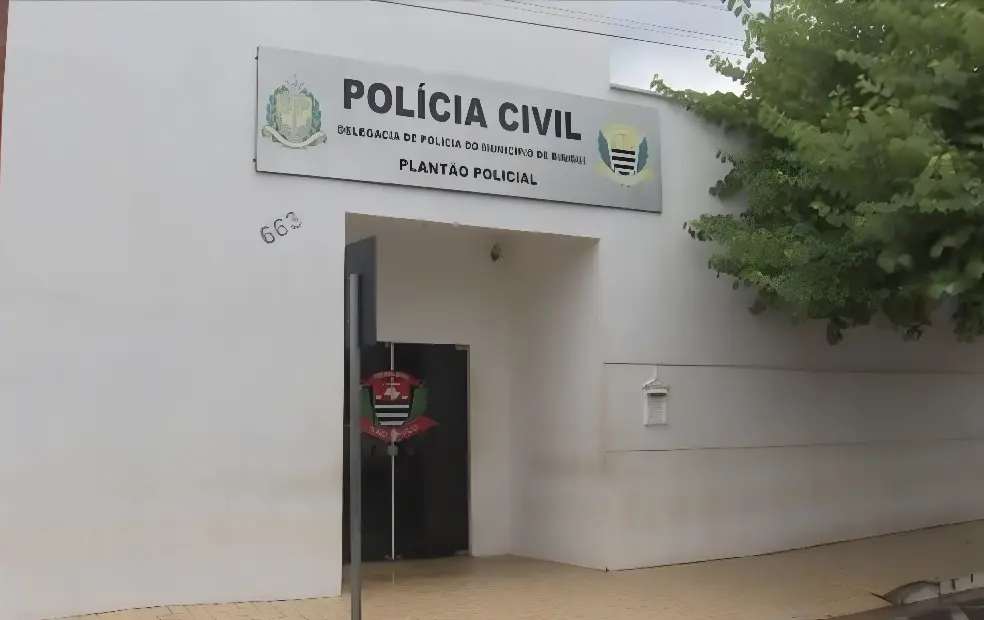 Homem leva tiro na cabeça em frente de lanchonete e morre (Foto: Reprodução)