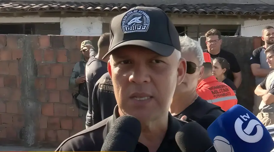 Área próxima a poço tinha preservativo e restos de ritual religioso (Foto: Reprodução de vídeo/TV Guararapes)