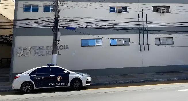 Corpo em decomposição é encontrado boiando em rio (Foto: Polícia Civil RJ)