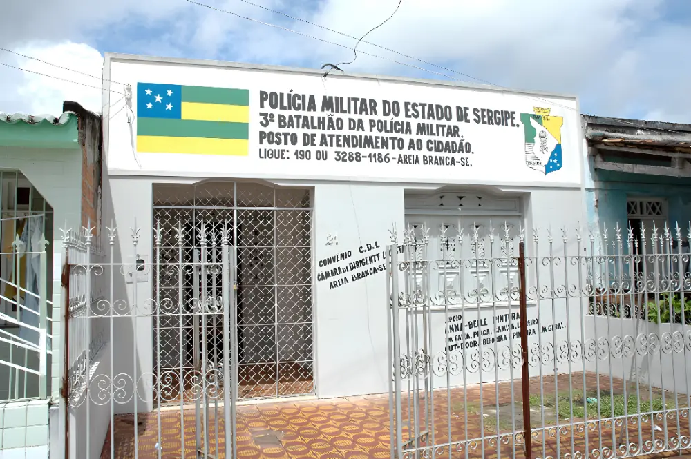 Corpo é encontrado dentro de caixa em terreno baldio (Foto: PM/SE)