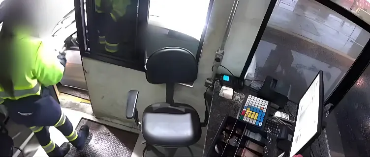 Homem mostra parte íntima em pedágio e se dá mal (Foto: Reprodução Câmera de Segurança)