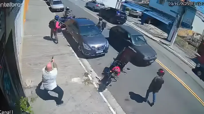 Assaltante é morto por policial em tentativa de assalto (Foto: Reprodução Câmera de Segurança)