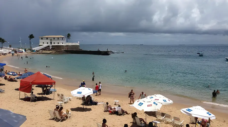 Ambulante é agredido com barra de ferro em praia (Foto: Prefeitura de Salvador)