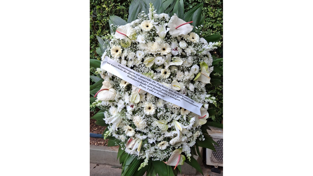 Coroa de flores enviada pelo presidente e primeira dama.