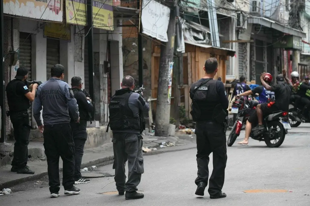 Vídeos mostram traficantes fugindo a pé durante ação da polícia no Rio