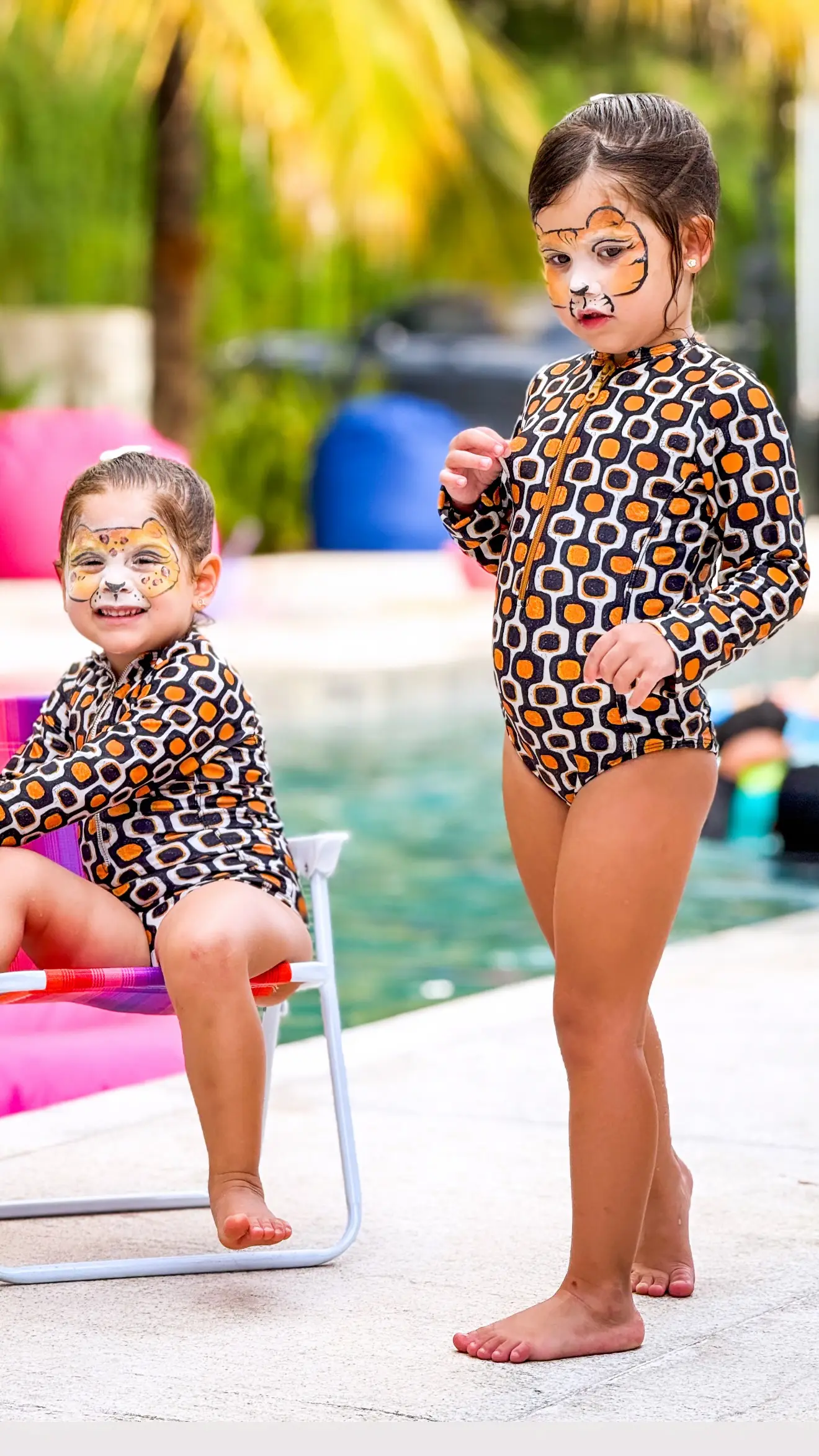 Depois do dia de princesa; Maria Flor se diverte ao lado do pai em pool party