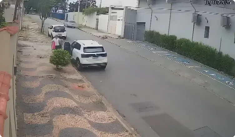 Veja o exato momento em que idosa de 86 anos é sequestrada por criminosos (Foto: Câmera de Segurança)