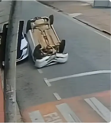 pedestre é 'salvo por um milagre' após carro capotar (Foto: Reprodução Câmera de Segurança)