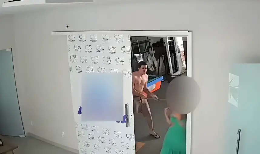 Homem agride a própria esposa com taco de sinuca (Foto: Reprodução Câmera de Segurança)