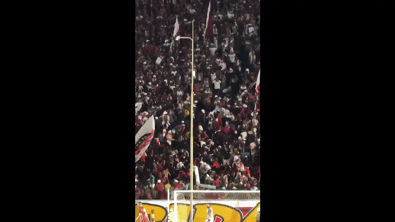 Torcedores caem de arquibancada durante confusão em estádio; veja vídeo