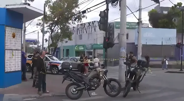 Namorado mata mulher trans com socos e pontapés no meio da rua (Foto: Reprodução)