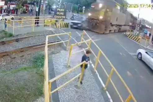 Carro é atingido por trem e homem fica ferido; veja vídeo