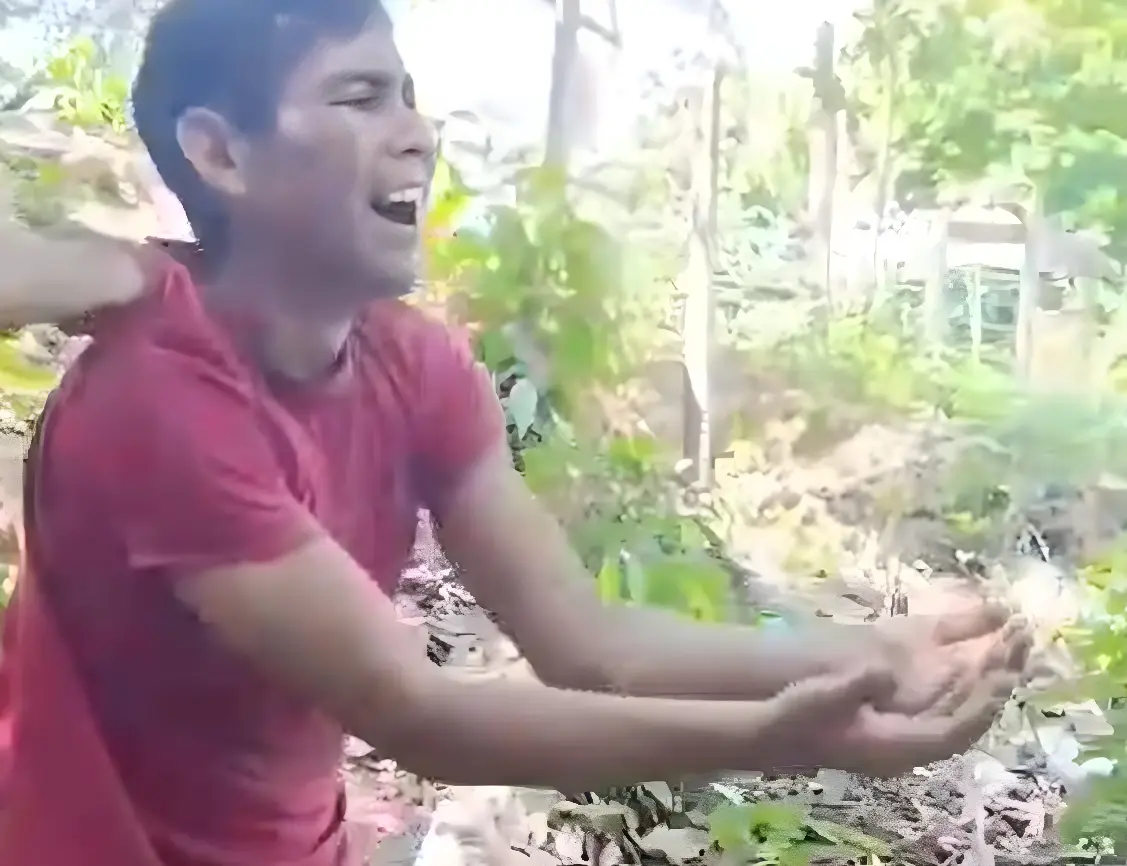 Vídeo: ladrão recebe 'carinho' do tribunal do crime antes de ser preso (Foto: Reprodução)