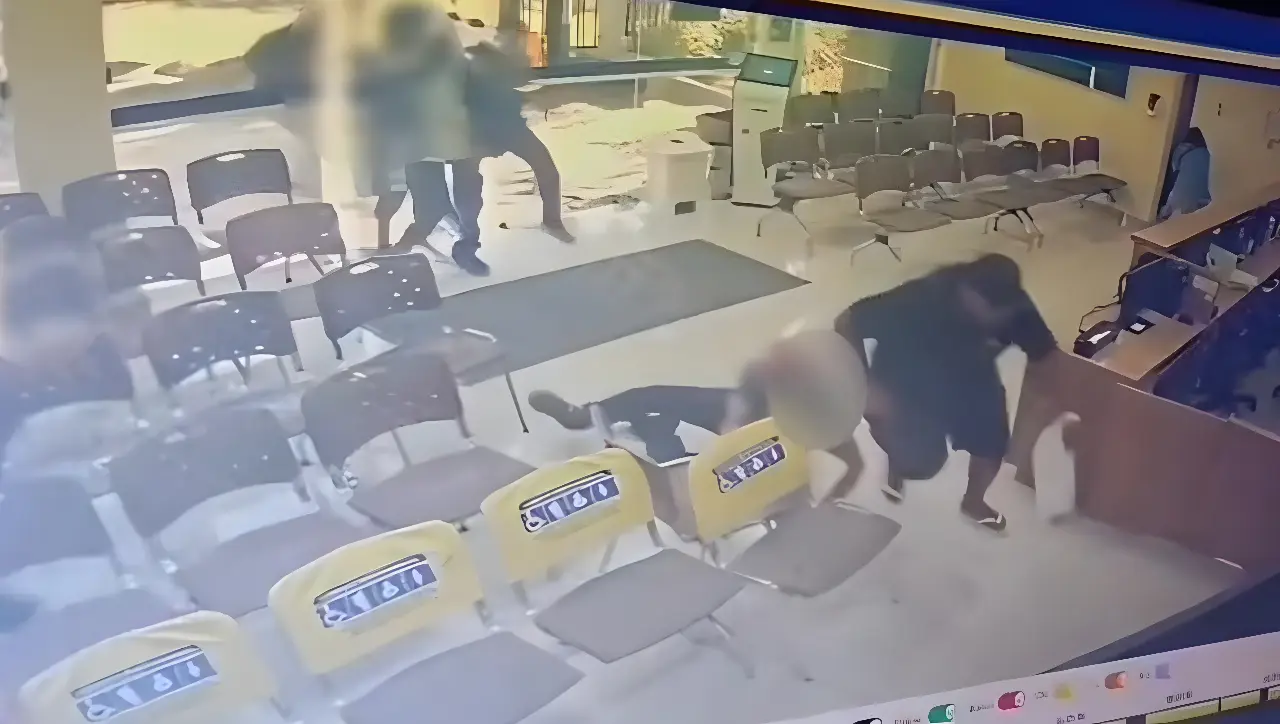 Jovem é perseguido e executado dentro de hospital (Foto: Câmera de Segurança)
