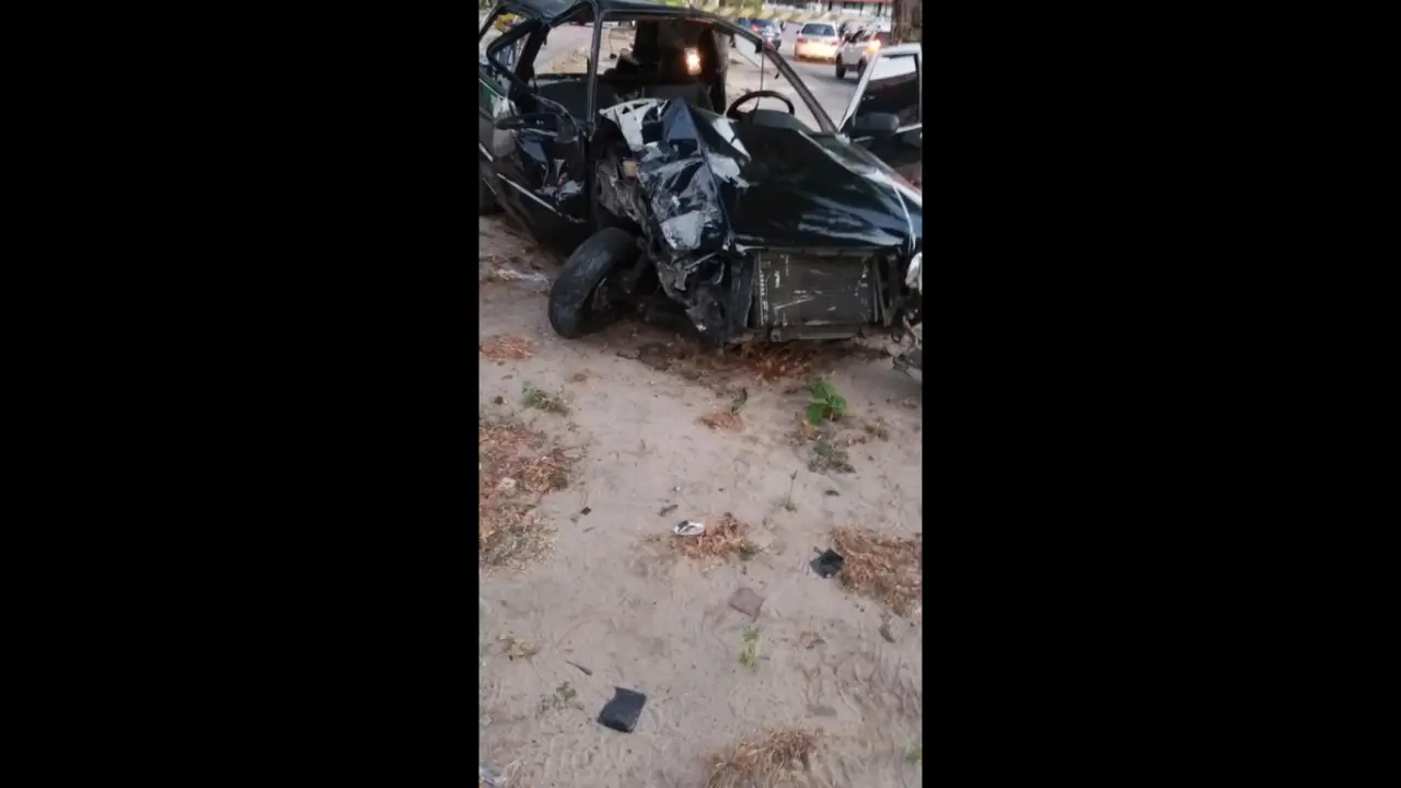 Acidente grave: carro bate em poste e arremessa mulheres