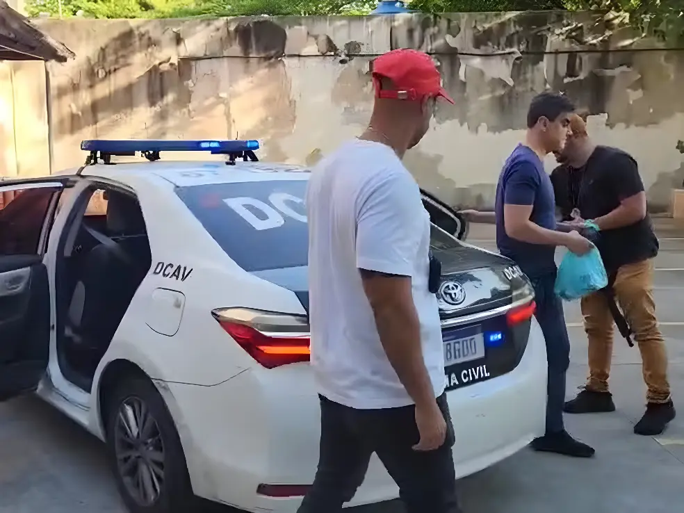 Iram foi preso na Barra da Tijuca por policiais da Delegacia da Criança e Adolescente Vítima — Foto: Reprodução