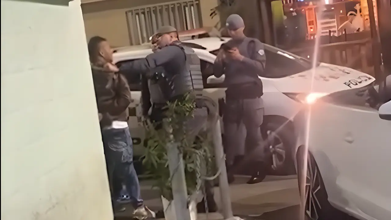 Jovem denuncia agressões e ameaças de PMs durante abordagens. Veja o vídeo