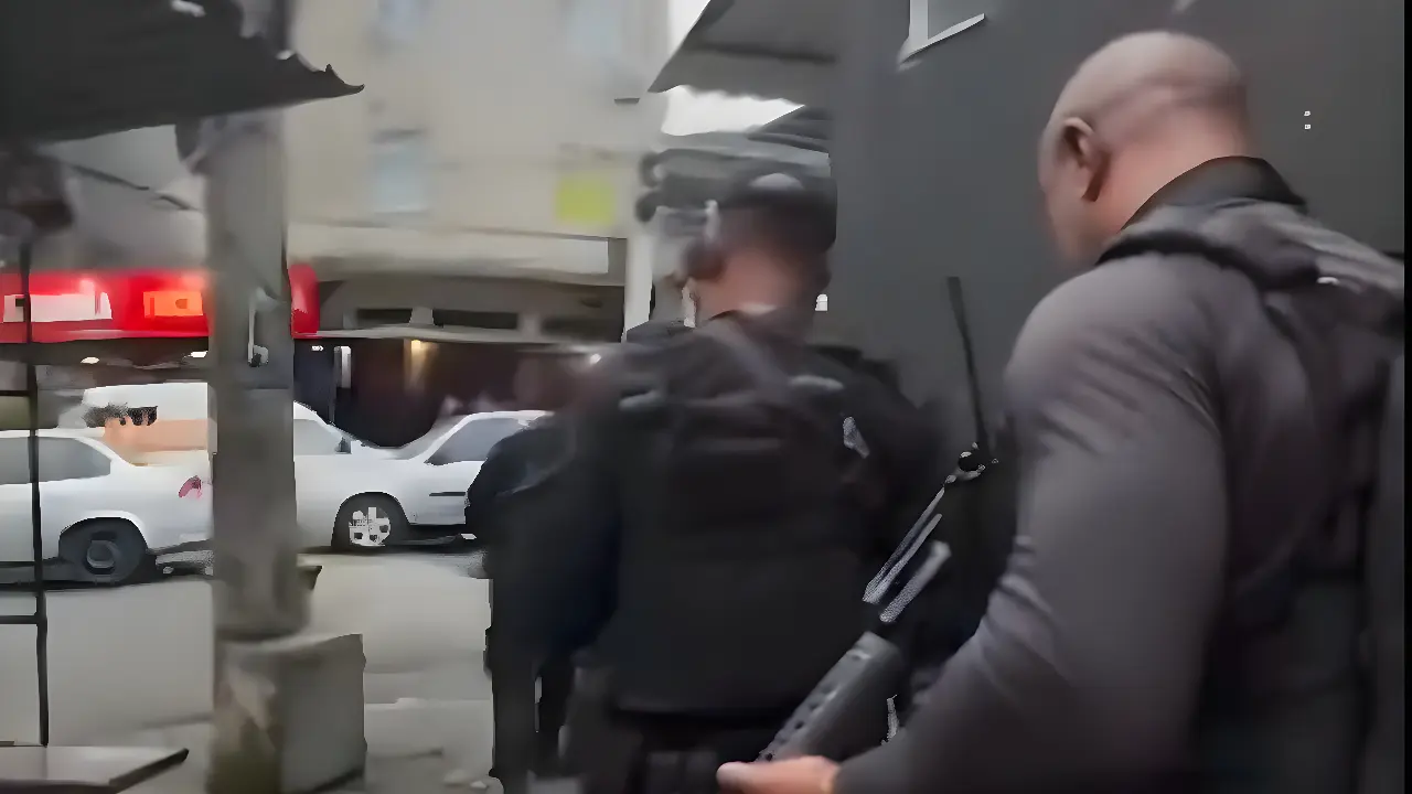 Vaza vídeo do momento em que policiais invadem Complexo do Alemão