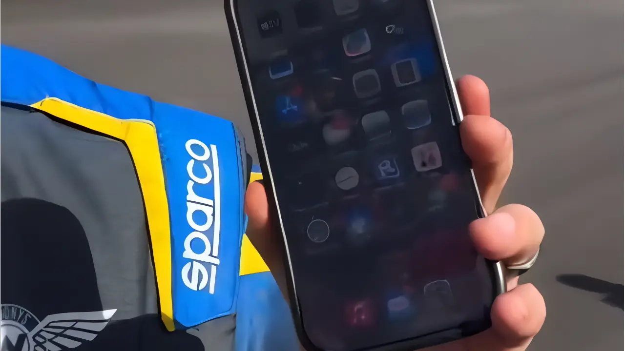 Celular de cantor cai durante salto de paraquedas. Veja o vídeo