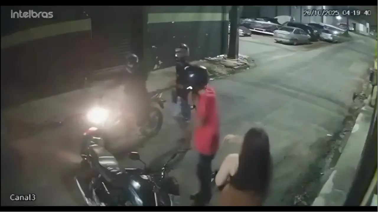 Casal é assaltado e vítima reage de forma inusitada após ter moto levada. Veja o vídeo