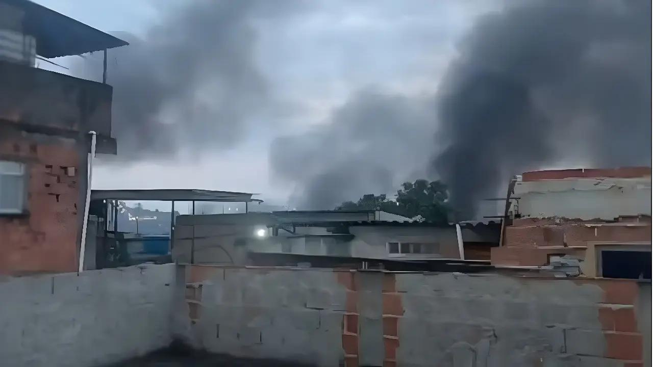 Megaoperação mobiliza 2,5 mil agentes para prender integrantes do Comando Vermelho no Rio. Veja imagens