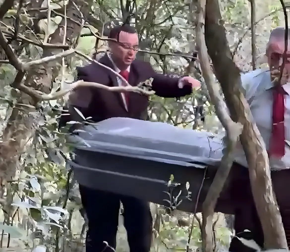 Veja momento em que adolescente que matou o pai é apreendido