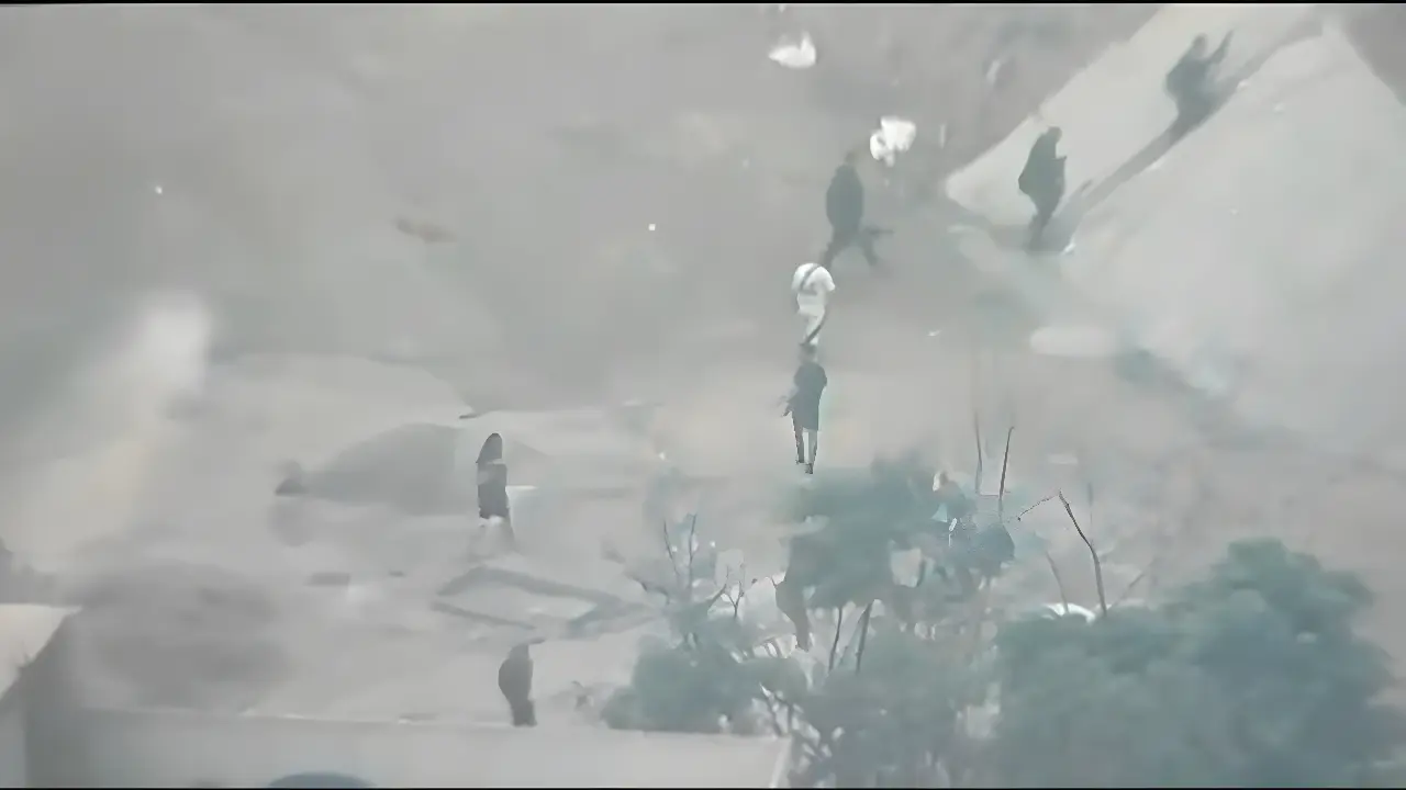 Vídeo mostra fuga de suspeitos durante megaoperação contra facções no RJ