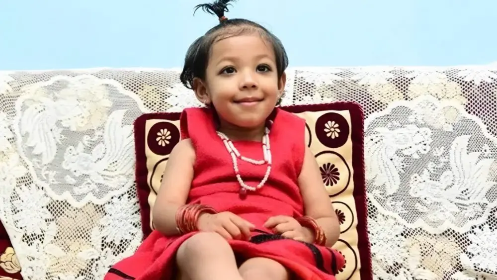 Aryatara Shakya, de apenas 2 anos e 8 meses (redes sociais)