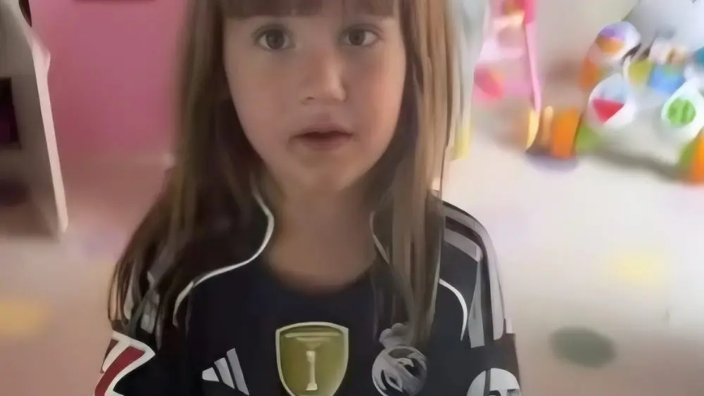 Filha de Virginia aparece com camisa de Vini Jr.; veja vídeo
