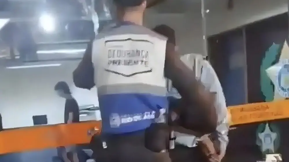 Suspeito de furtar turista engole cordão de ouro para esconder o crime