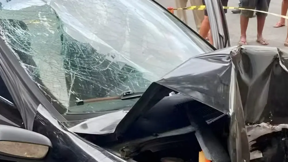 Influenciador morre após bater carro contra árvore; veja último vídeo