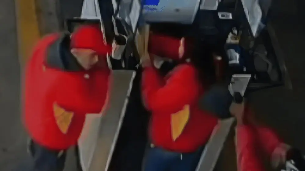 Homem mata ex-namorada em posto de gasolina; veja momento