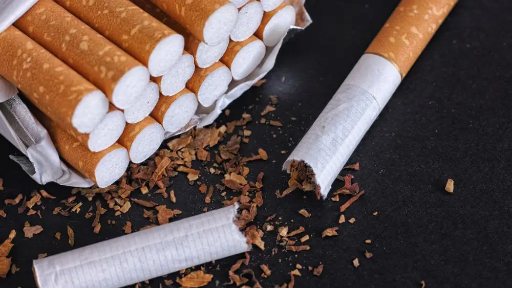 Mulher pede socorro em bilhete escondido ao fingir comprar cigarro